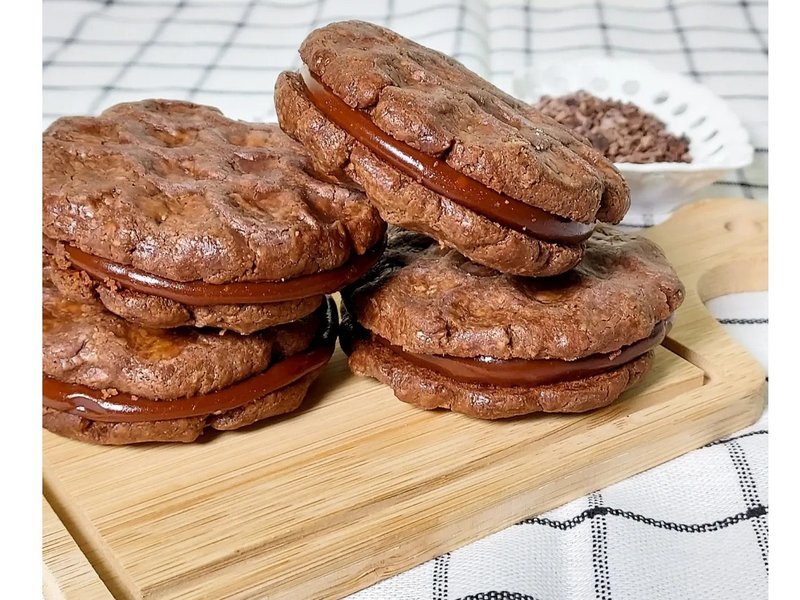 Swiss Chocolate Toffee Sandwich Cookies - คุกกี้ - อาหารสด สีนำ้ตาล