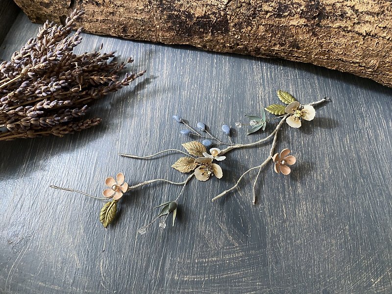手作りのブライダルジュエリーの小雨の花のヘアアクセサリー-大