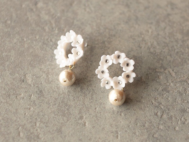 Lease earring / earring (white) - Earrings & Clip-ons - Clay White