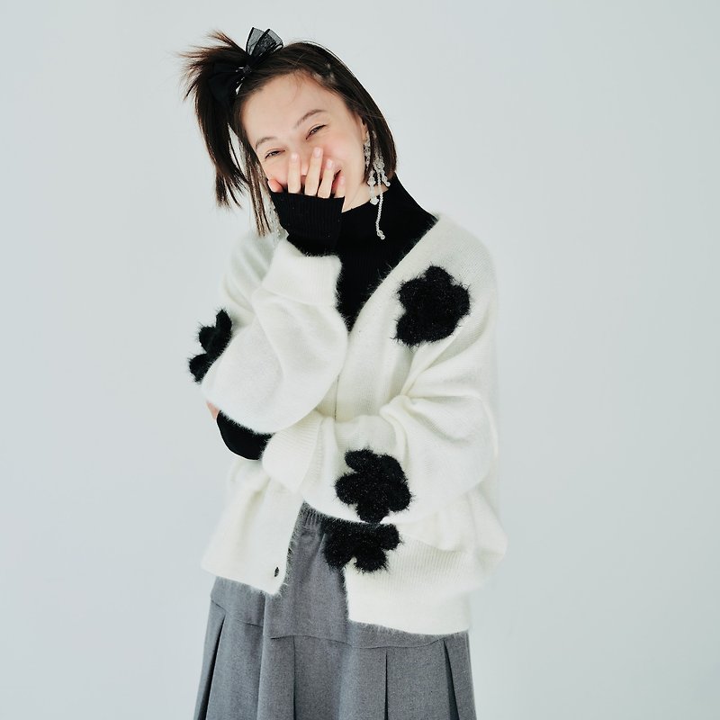 Black large flower white sweater coat