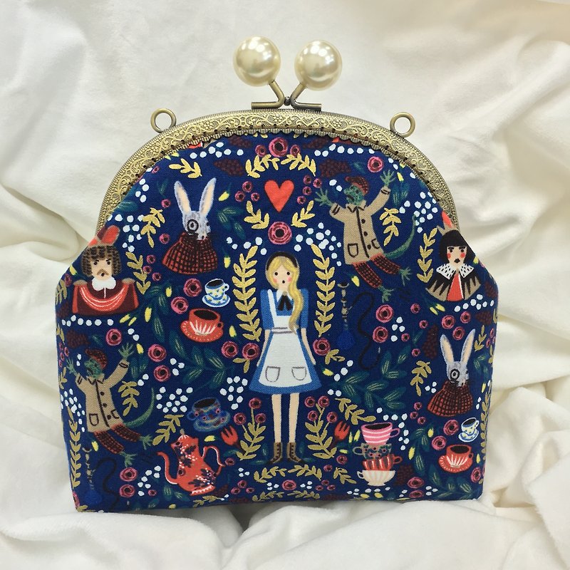 Alice in Wonderland Kisslocked Bag 16cm Size Girlskioku - กระเป๋าแมสเซนเจอร์ - ผ้าฝ้าย/ผ้าลินิน สีน้ำเงิน