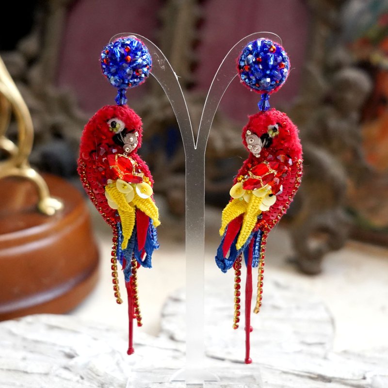 法式手工刺繡巴洛克風格紅色金剛鸚鵡耳環 俄羅斯製 - 耳環/耳夾/耳骨夾 - 其他材質 紅色