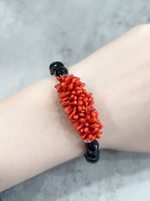 天然珊瑚 ブレスレット 別名珊瑚 サンゴ 花ブラック瑪瑙ホワイト水晶 - ショップ junojewelry ブレスレット - Pinkoi