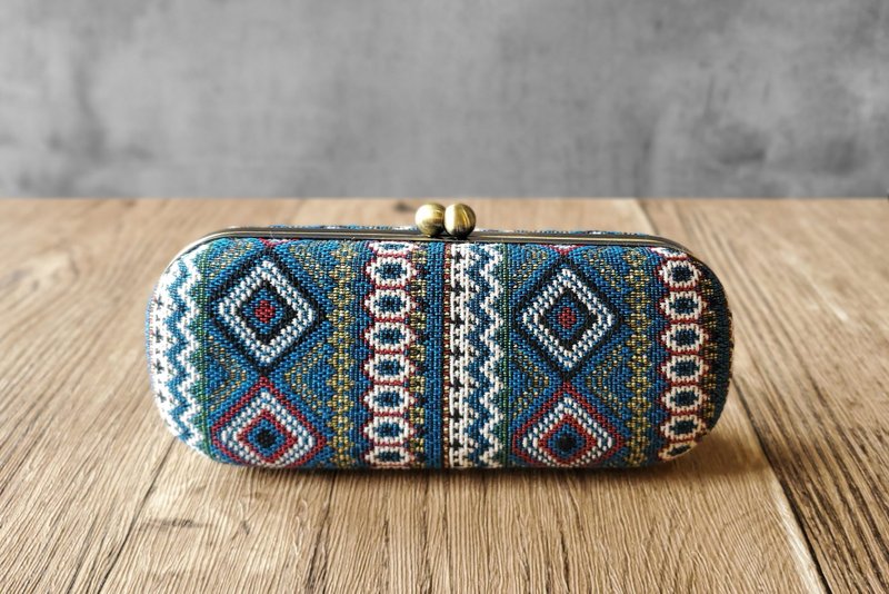 Indigenous Totem Woven Fabric Clasp Box Glasses Case - กล่องแว่น - ผ้าฝ้าย/ผ้าลินิน 