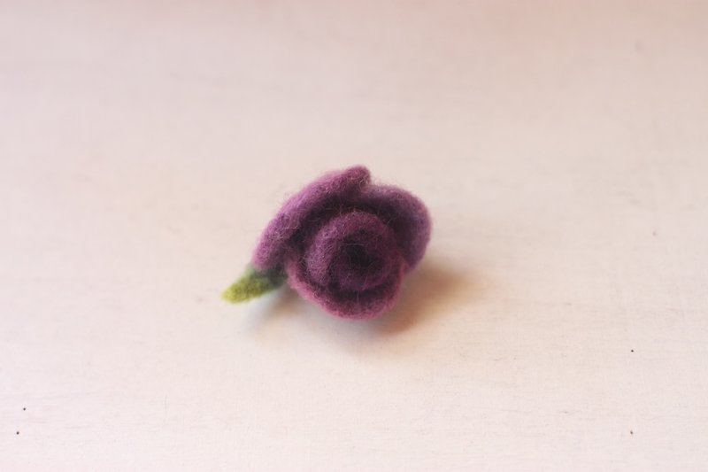 Natural plant dyed mini rose brooch, purple gradient hematoxylin + blue dye, cochineal + blue dye, customized - เข็มกลัด - ขนแกะ สีม่วง