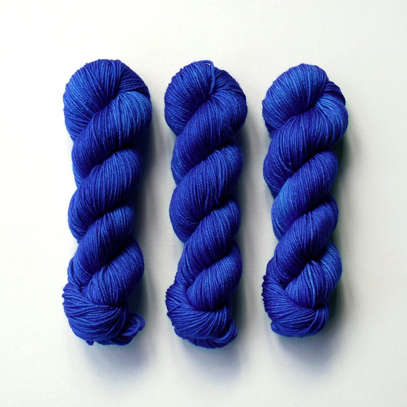 Hand dyed thread‧ Blue Moon - เย็บปัก/ถักทอ/ใยขนแกะ - วัสดุอื่นๆ หลากหลายสี