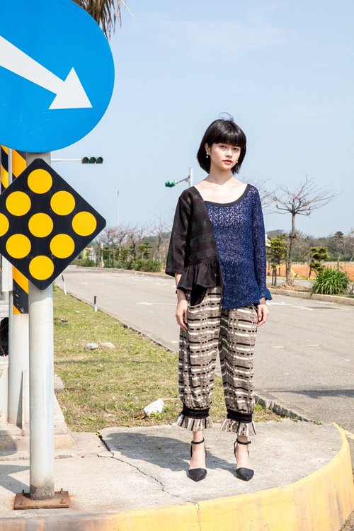 moi non plus moi non plus 藍黑繡花斷層拼接上衣