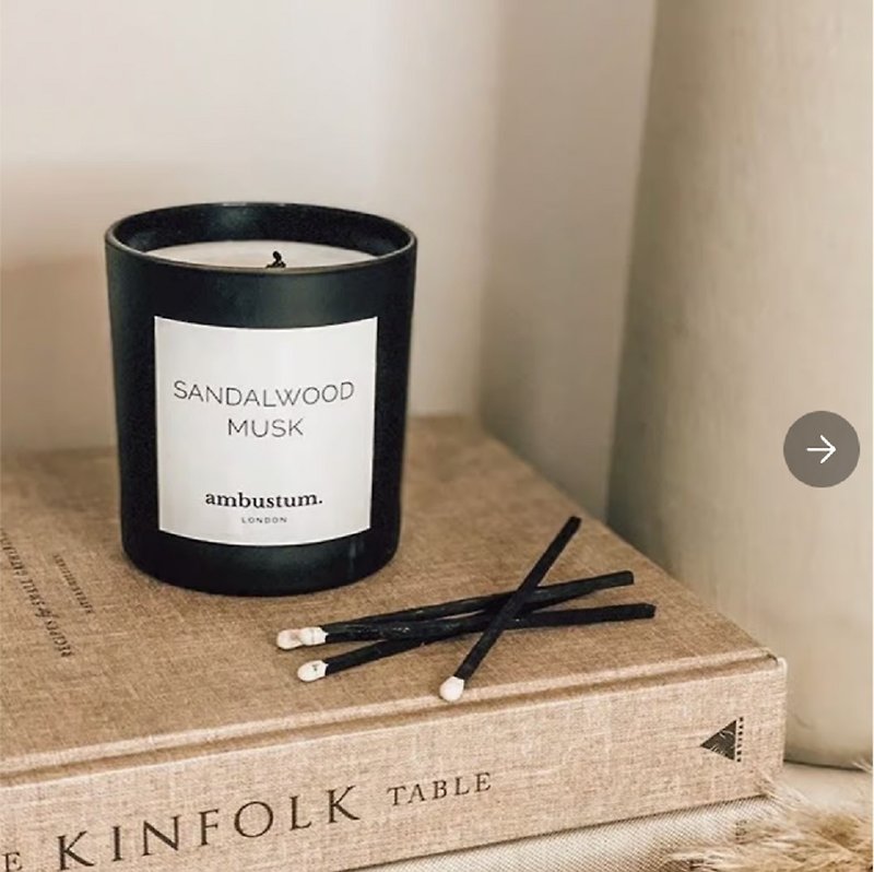 Ambustum Sandlewood Musk Scented Candle - เทียน/เชิงเทียน - ขี้ผึ้ง 