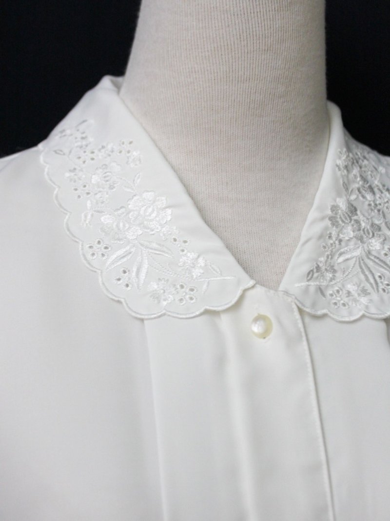 【RE0407T1954】日本製森林系復古刺繡花朵翻領白色寬鬆古著襯衫 - 恤衫 - 聚酯纖維 白色