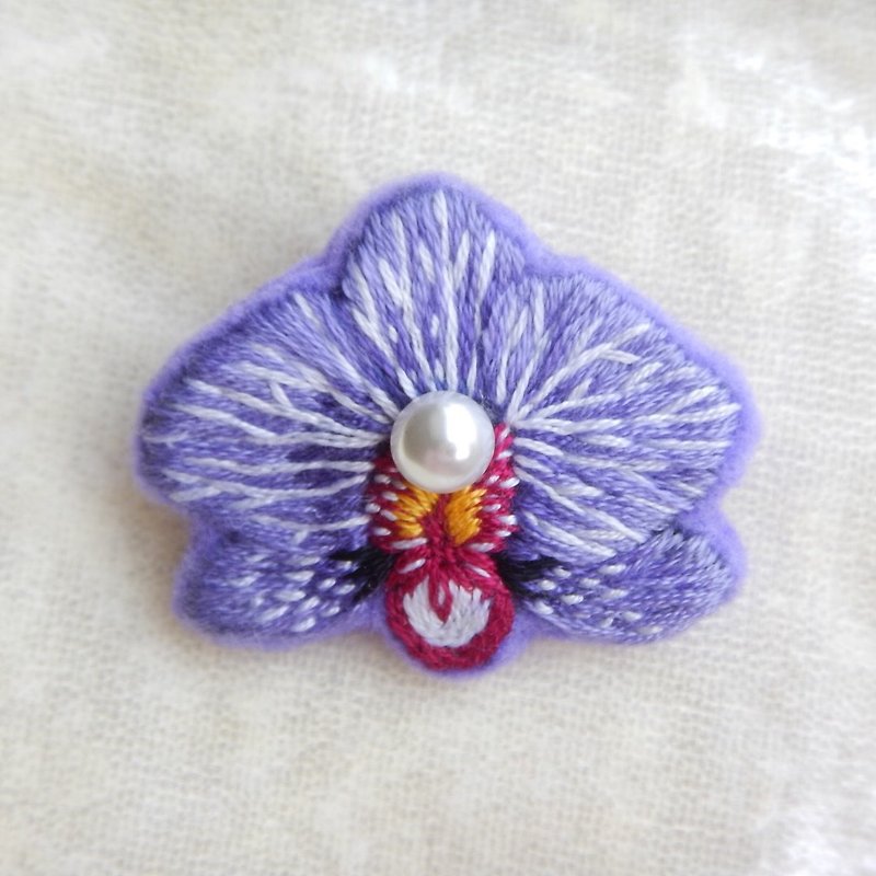 手工刺繡  優雅蝴蝶蘭胸針 - 胸針/心口針 - 其他人造纖維 紫色