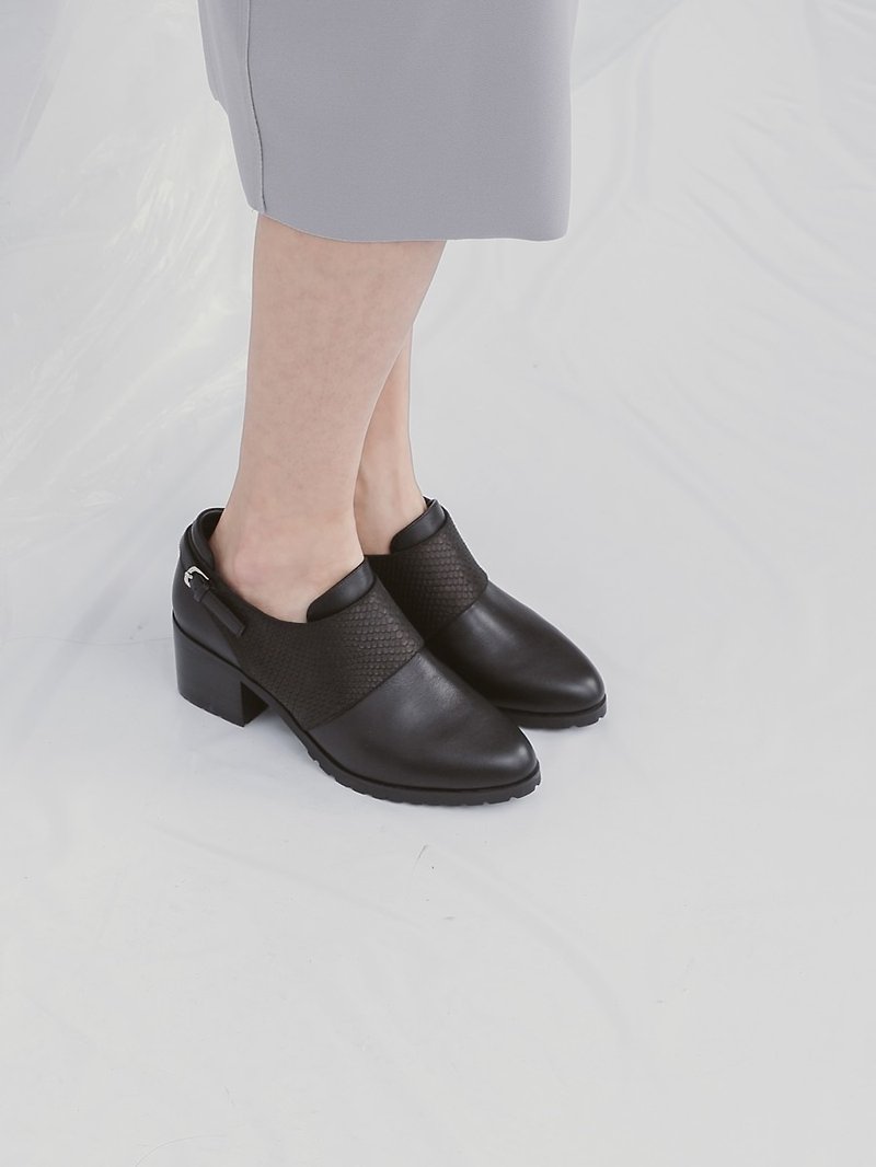 Round head vintage leather rough high heels embossed black - รองเท้าหนังผู้หญิง - หนังแท้ สีดำ