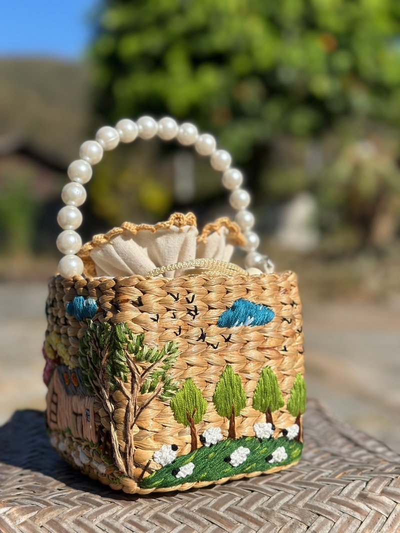 Hand-embroidered water hyacinth woven bag - 側背包/斜背包 - 其他材質 金色