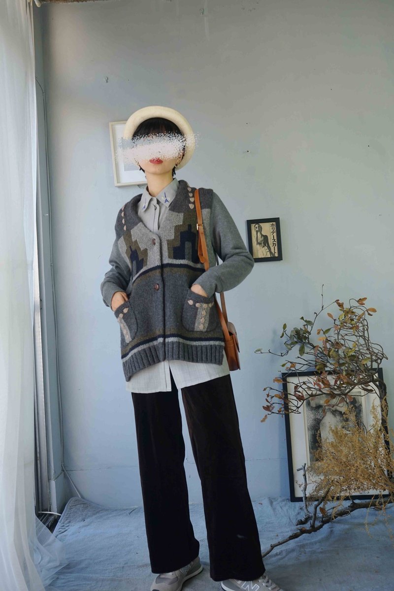 Treasure Hunting Vintage - Dark Gray Personality Stitching Lapel Knit Jacket - สเวตเตอร์ผู้หญิง - ขนแกะ สีเทา