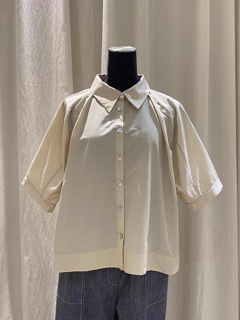 peak collar style sleeve shirt - เสื้อเชิ้ตผู้หญิง - ผ้าฝ้าย/ผ้าลินิน สีกากี