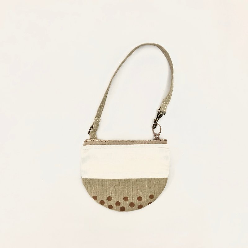 Large Coin Purse-Pearl Milk Tea Hand Hanging Full Moon - กระเป๋าใส่เหรียญ - ผ้าฝ้าย/ผ้าลินิน หลากหลายสี