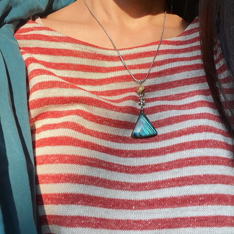 [Lost and find] Natural stone blue labradorite triangle defensive necklace - สร้อยคอ - เครื่องเพชรพลอย หลากหลายสี