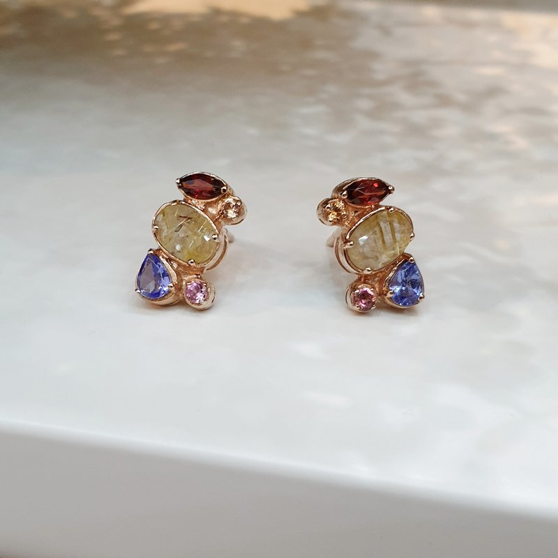 Golden rutillated earrings with Garnet, Tanzanite, Pink tourmaline in Silver case - 耳環/耳夾/耳骨夾 - 半寶石 多色