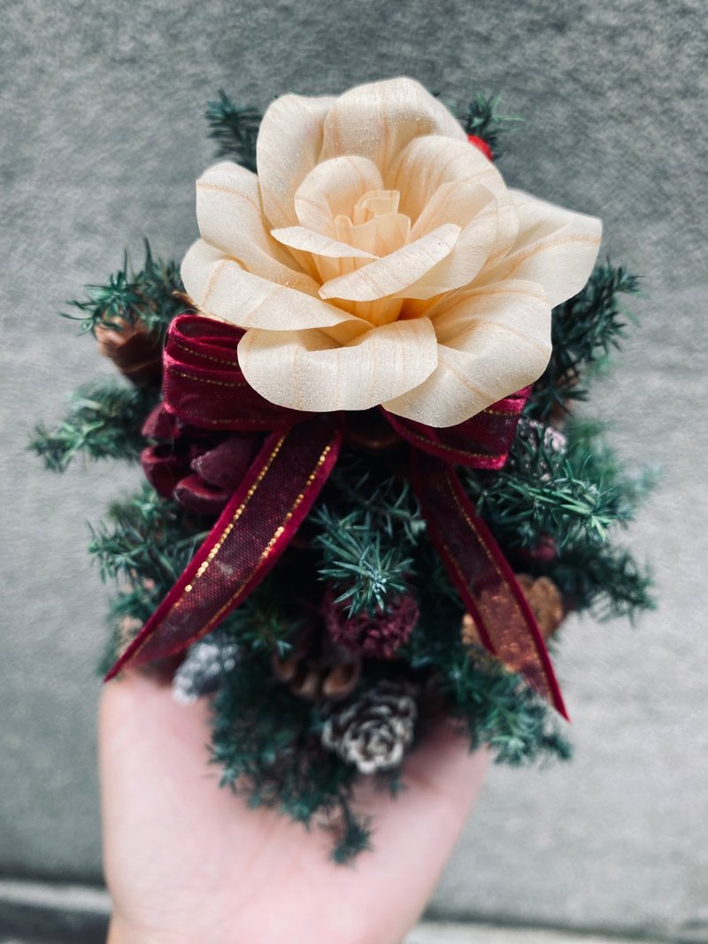 Cypress Joy Pinecone Christmas Tree - ช่อดอกไม้แห้ง - ไม้ สีแดง