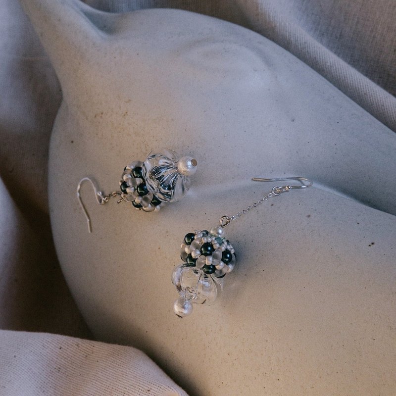 Lalique Earrings 萊儷耳飾－清影銀 - 耳環/耳夾/耳骨夾 - 玻璃 銀色
