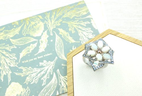 Muses Boite 六瓣花型蛋白石戒指