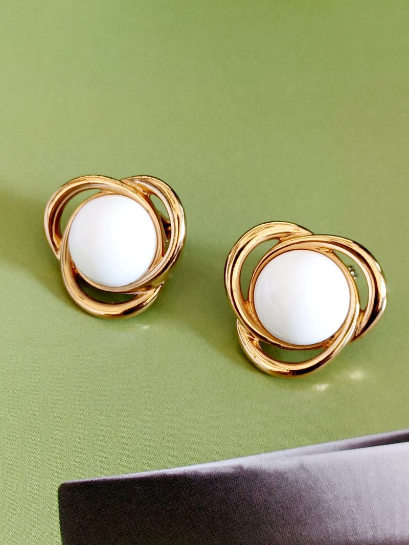 vintage jewelry  Monet 三稜框金白色賽珞珞 夾式耳環 - 耳環/耳夾/耳骨夾 - 其他金屬 