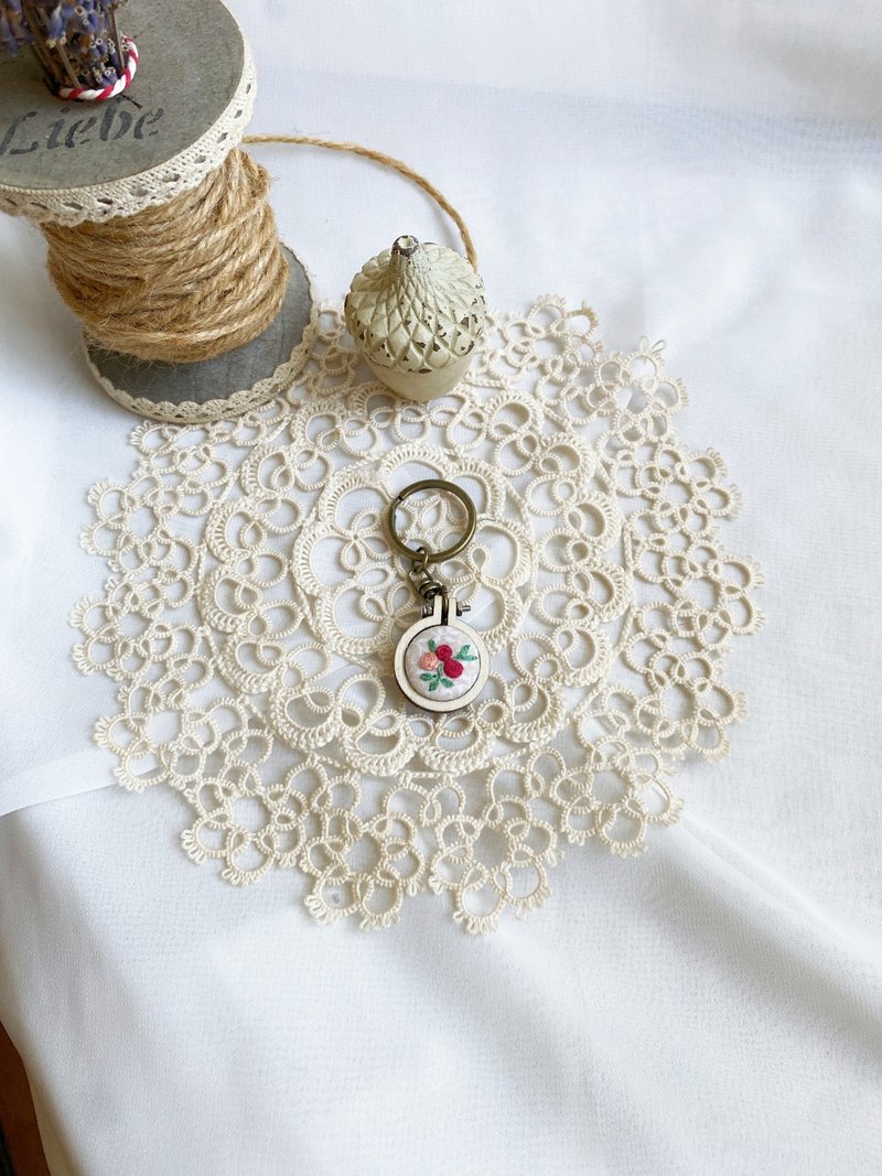 [Handmade by Ms. Fang] Beautiful handmade mini cute embroidery frame keychain pendant - ที่ห้อยกุญแจ - ผ้าฝ้าย/ผ้าลินิน หลากหลายสี