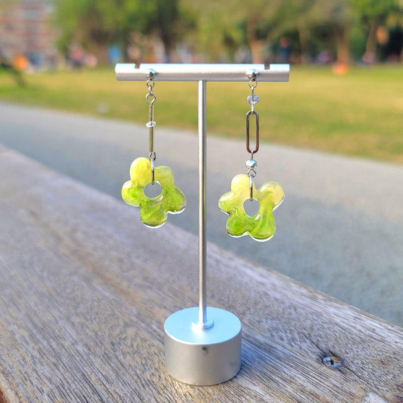 String flower handmade earrings hand-dyed No.11 Romantic Escape - ต่างหู - สแตนเลส สีเขียว