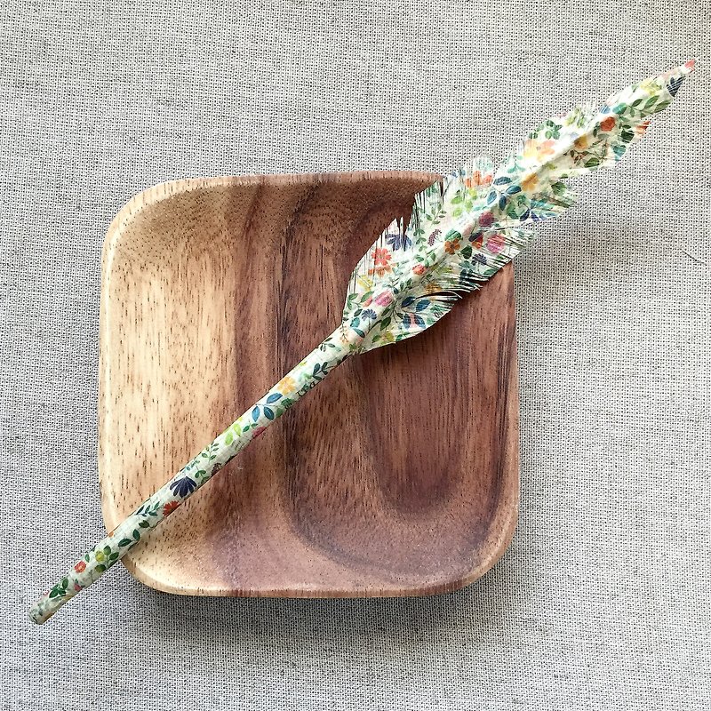 Feather pen made by paper Watercolor flower handle Customized - อุปกรณ์เขียนอื่นๆ - กระดาษ สีกากี