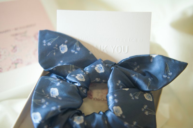 Misty Blue Garden -Small Satin Bow Donut scrunchies - เครื่องประดับผม - ผ้าไหม สีน้ำเงิน