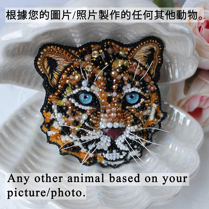 Beaded leopard brooch handmade/ Embroidery brooch animal/ Customized gifts - เข็มกลัด - คริสตัล หลากหลายสี