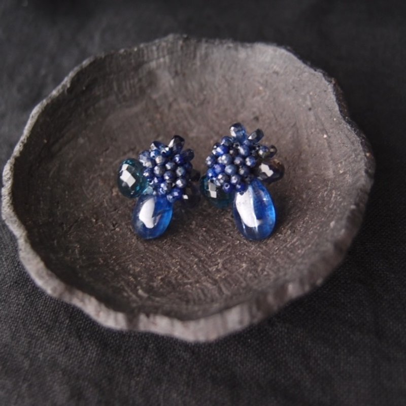 【天然石刺繍 ピアス】Royal Blue Kyanite × Londonblue Topaz × Lapis Lazuli - 耳環/耳夾/耳骨夾 - 寶石 藍色