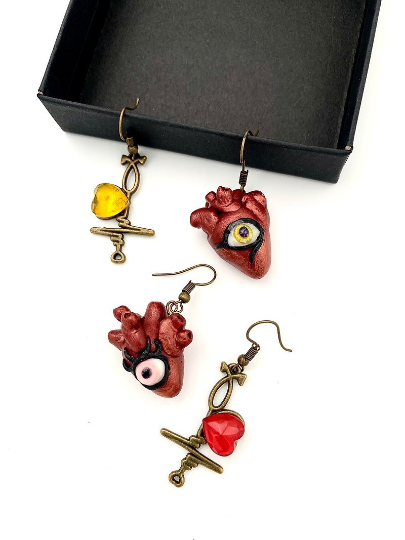 Dark Valentine's Day Quirky and Cute Eyeball Handmade Heart Earrings - ต่างหู - วัสดุอื่นๆ สีแดง