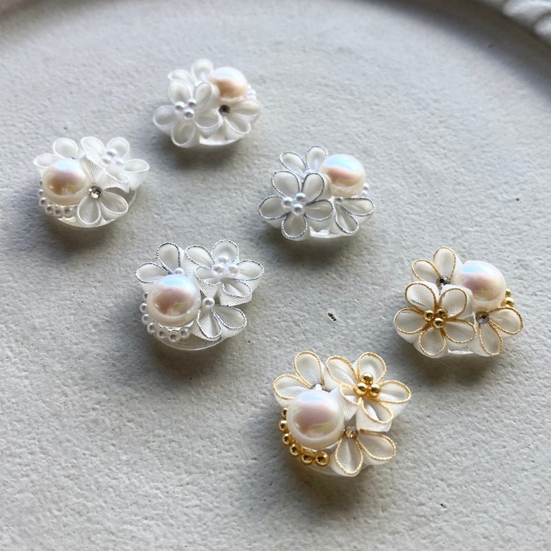 【受注生産】淡水パールとつまみ細工のお花のピアス&イヤリング - 耳環/耳夾/耳骨夾 - 珍珠 白色