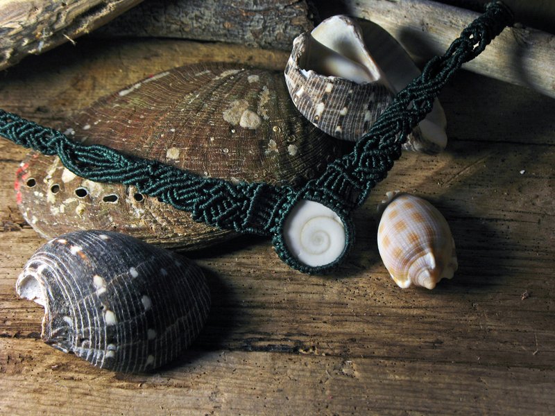 Moonlight shell macrame hand-made braided necklace - สร้อยคอ - วัสดุอื่นๆ 