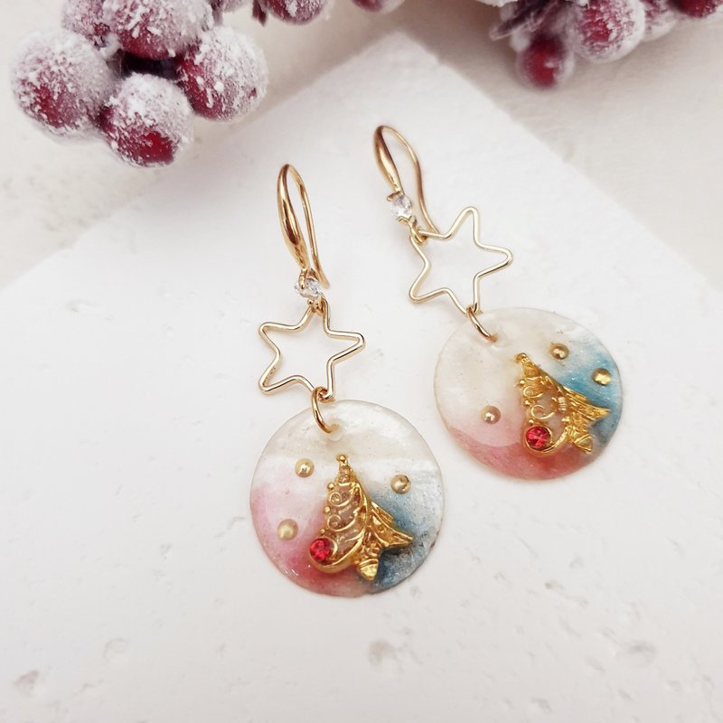 クリスマスツリー。スクリューオンイヤリングKゴールドピアス/フック/// ダングル イヤリング - ピアス・イヤリング - レジン 多色