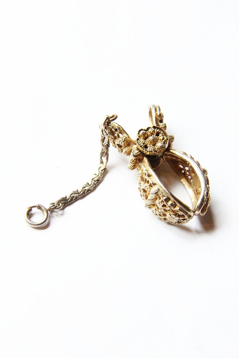 American Antique Jewelry - Flower Carving Gorgeous Style Golden Clip