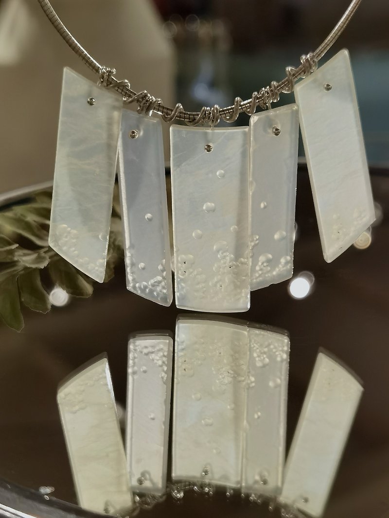 Splash natural Xiuyu agate ore carved geometric necklace chocker - สร้อยคอ - เครื่องเพชรพลอย สีเทา