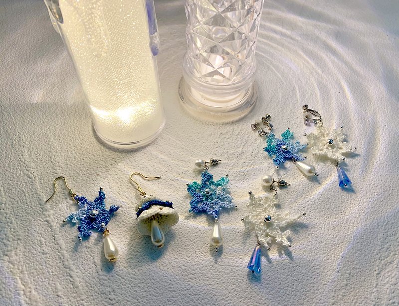 Handcrafted Snowflakes and Christmas Trees Asymmetrical Earrings - ต่างหู - วัสดุอื่นๆ ขาว