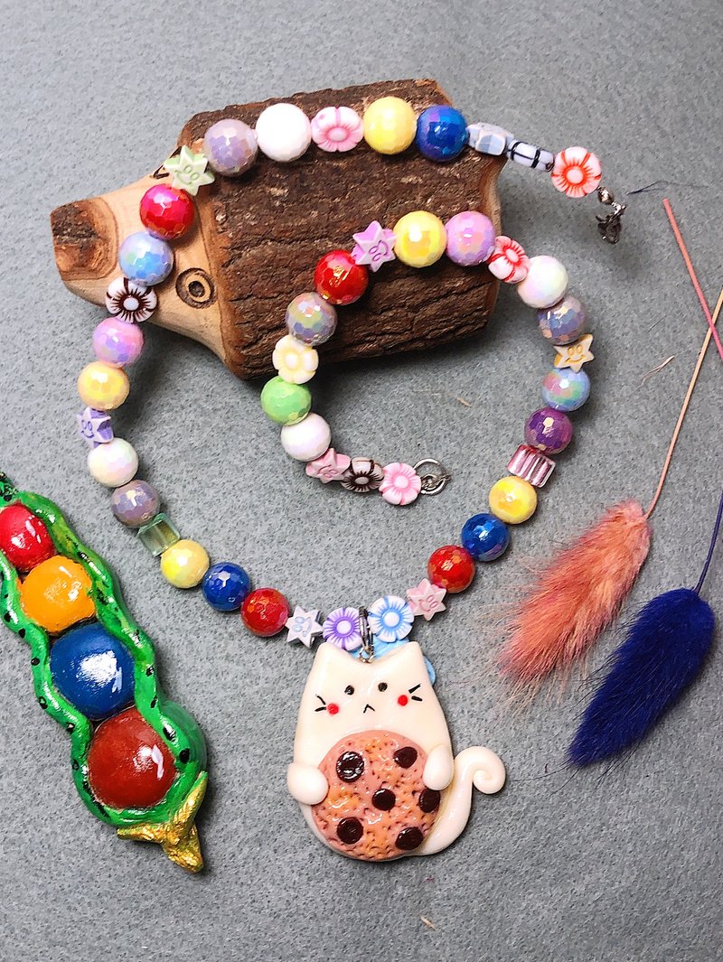 貓咪抱巧克力 手作黏土項鍊 陶土 手繪捏製 鋼絲線不銹鋼釦 串珠 - 項鍊 - 黏土 白色