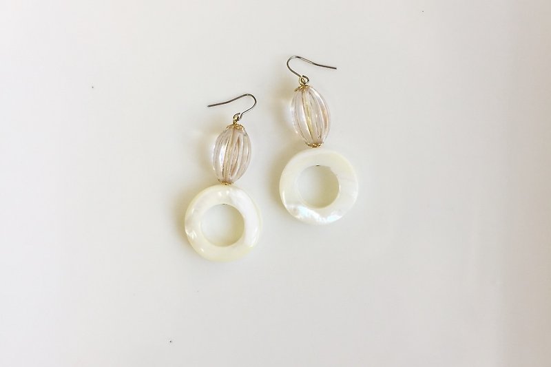 Horsetail donut shape earrings - Earrings & Clip-ons - Gemstone White