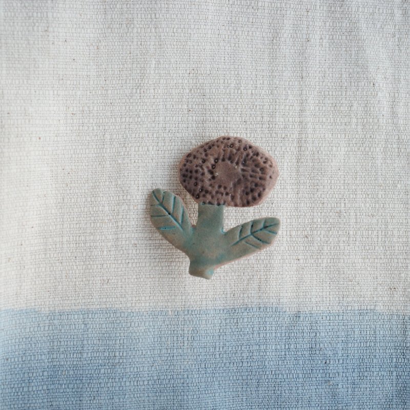 Flower brooch / handmade ceramic - 胸針 - 陶 咖啡色