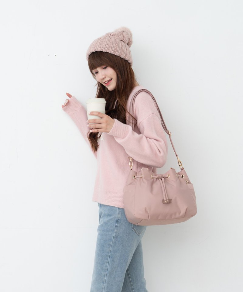 Urban fashionable drawstring tote crossbody bag (medium)_soft matte powder_portable side shoulder crossbody_can hold a long clip - กระเป๋าแมสเซนเจอร์ - เส้นใยสังเคราะห์ สึชมพู