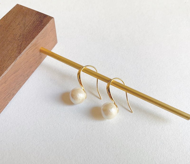 cotton pearl arc line earrings cotton pearl - ต่างหู - ไข่มุก สีทอง