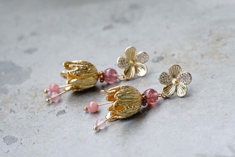 Bud-strawberry crystal/powder crystal/ Stone earrings (14K gold-packed zircon flower earrings) - ต่างหู - เปลือกหอย สึชมพู