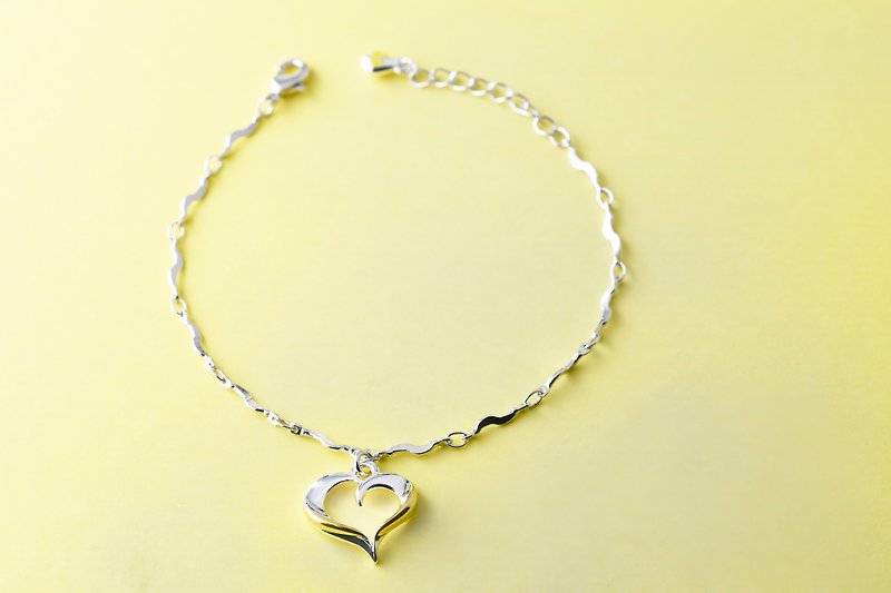 14K Gold Contrasting Love Heart Twisting Bracelet (HBRJA0878B) - สร้อยข้อมือ - เงิน สีเงิน