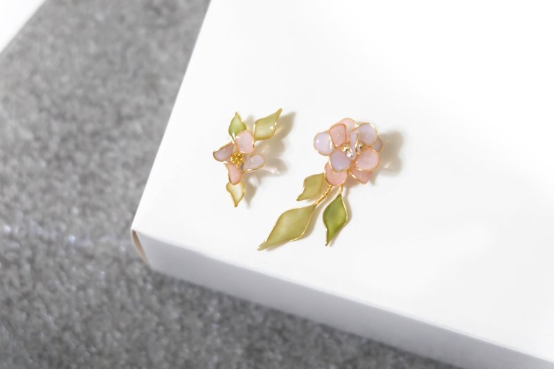 ピアス×イヤリングクリスタルフラワー_摘み花（パープル）_ライトドットジュエリー - ピアス・イヤリング - レジン ピンク