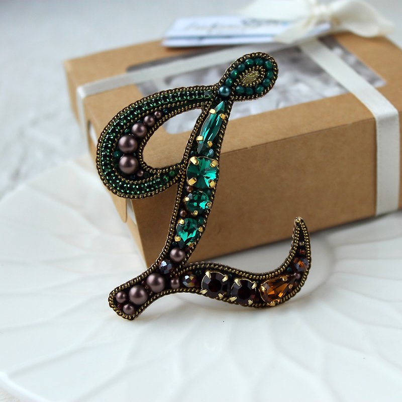 Emerald Beaded Letter Brooch.Custom Name Pin.Embroidered Brooch.Customized Gift - 胸針 - 水晶 綠色
