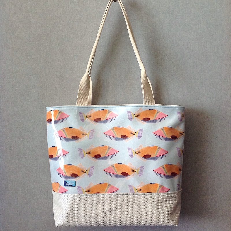 【Color Pencil Hand-Painted】Picassofish Pattern Fabric Totes - กระเป๋าถือ - วัสดุอื่นๆ ขาว