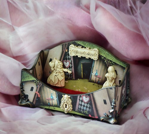 HelenRomanenko Alice in Wonderland Desktop Sorter letter container Queen of Hearts jewelry box