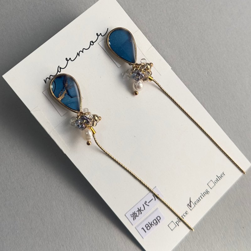 【1点のみ】ブルー　アルコールインクアート　ロング　イヤリング　18kgp 　揺れる　ゴールド　チェコガラスビーズ　シンプル　人と被らない　淡水パール - 耳環/耳夾/耳骨夾 - 樹脂 藍色